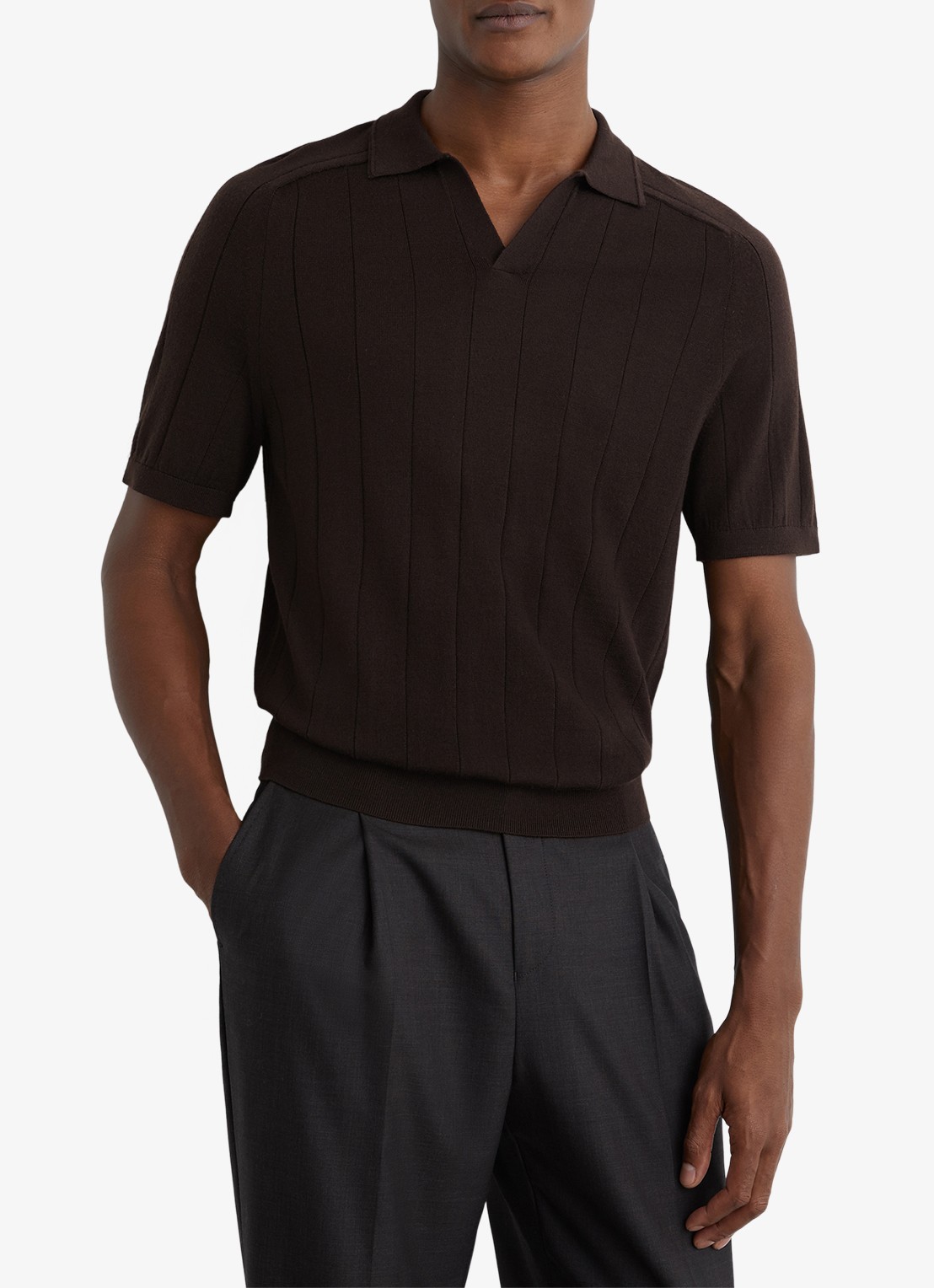Reiss Chelmsford ribgebreide polo van wol  - detail chocoladebruin