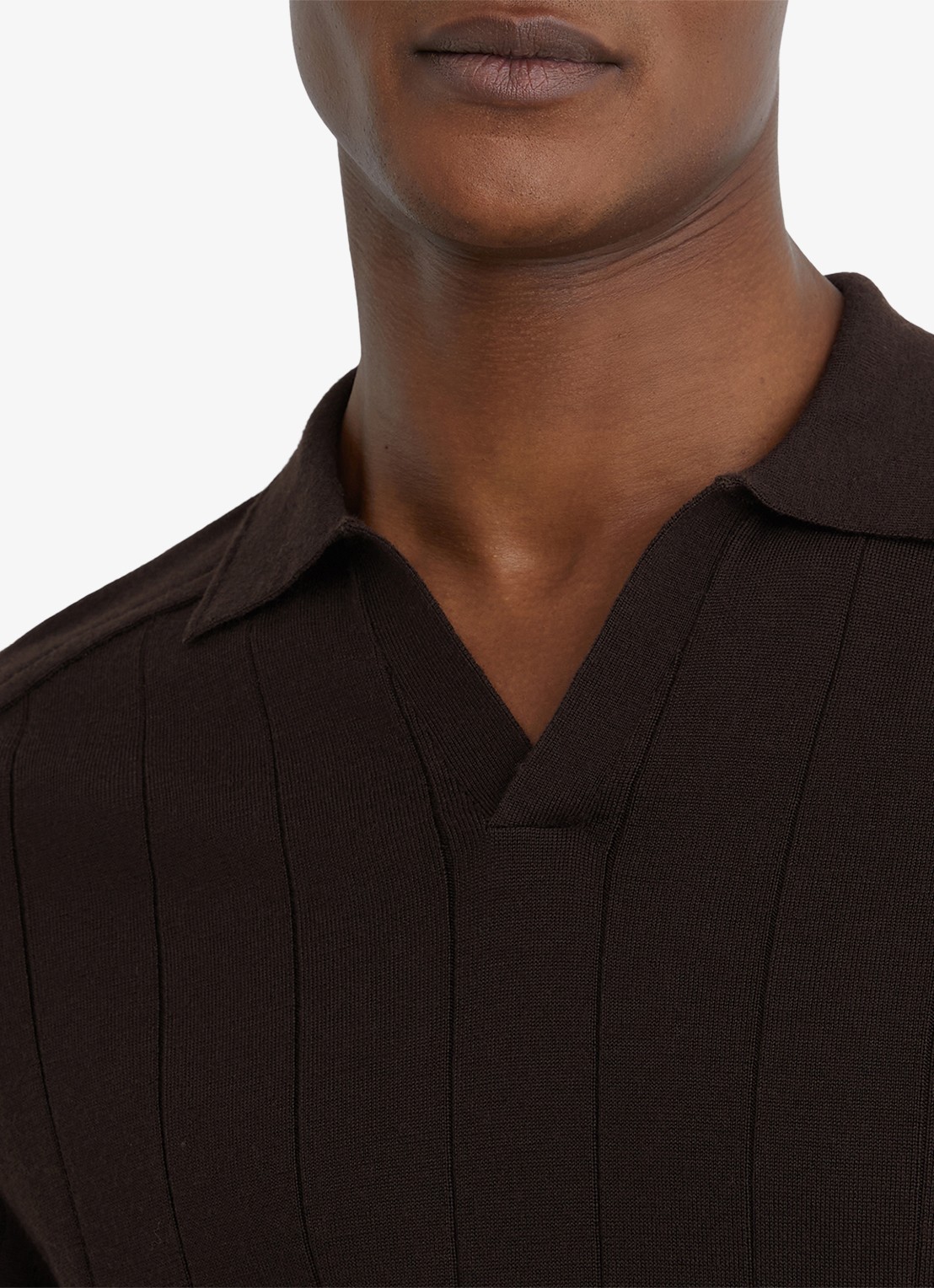 Reiss Chelmsford ribgebreide polo van wol  - detail 2 chocoladebruin