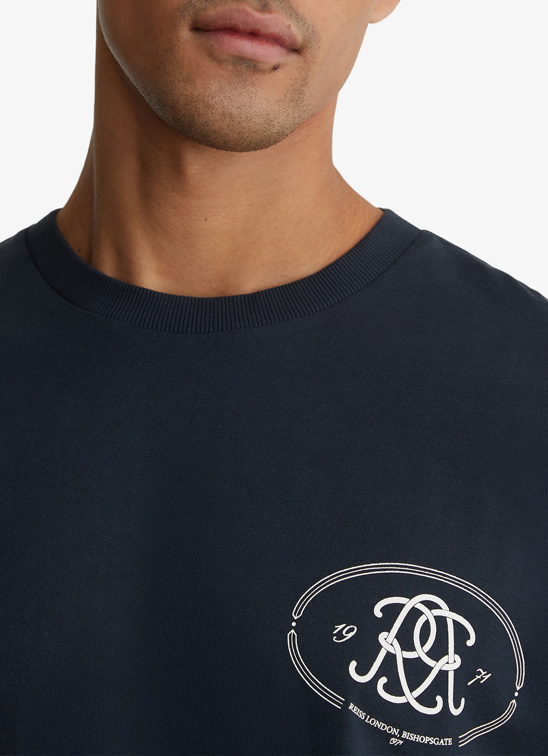 Reiss CLEMENT Monogram-Print Pigment-Dyed Relaxed T-Shirt - detail 4 donkerblauw