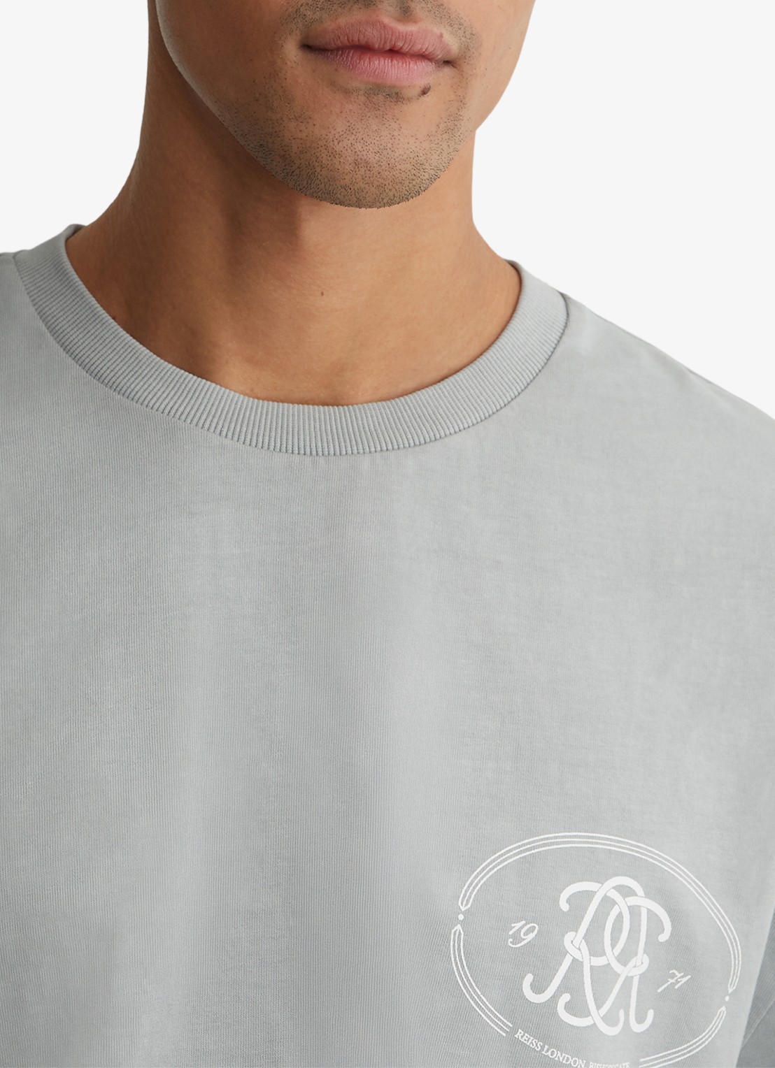 Reiss CLEMENT Monogram-Print Pigment-Dyed Relaxed T-Shirt - detail 5 blauw