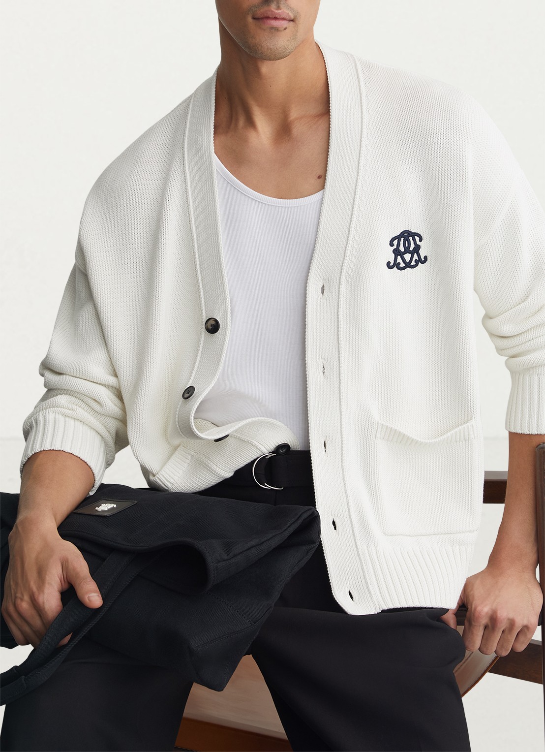 Reiss Coates grofgebreid vest met borduring - detail 2 gebroken wit