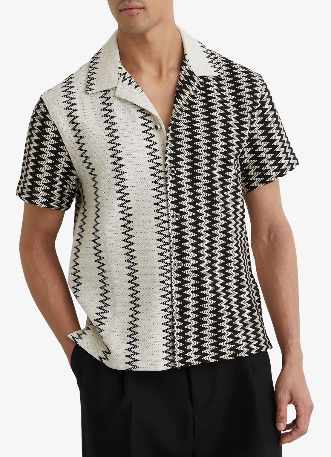 Reiss Dain fijngebreid regular fit overhemd met zigzag dessin - detail 3 wit / zwart