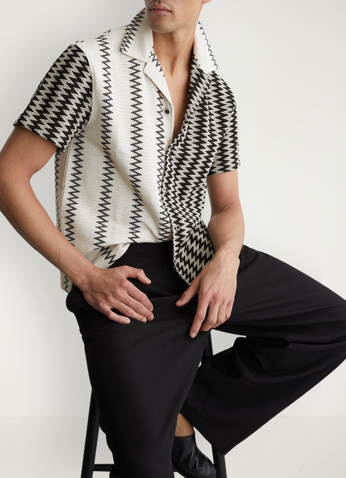 Reiss Dain fijngebreid regular fit overhemd met zigzag dessin - detail 4 wit / zwart