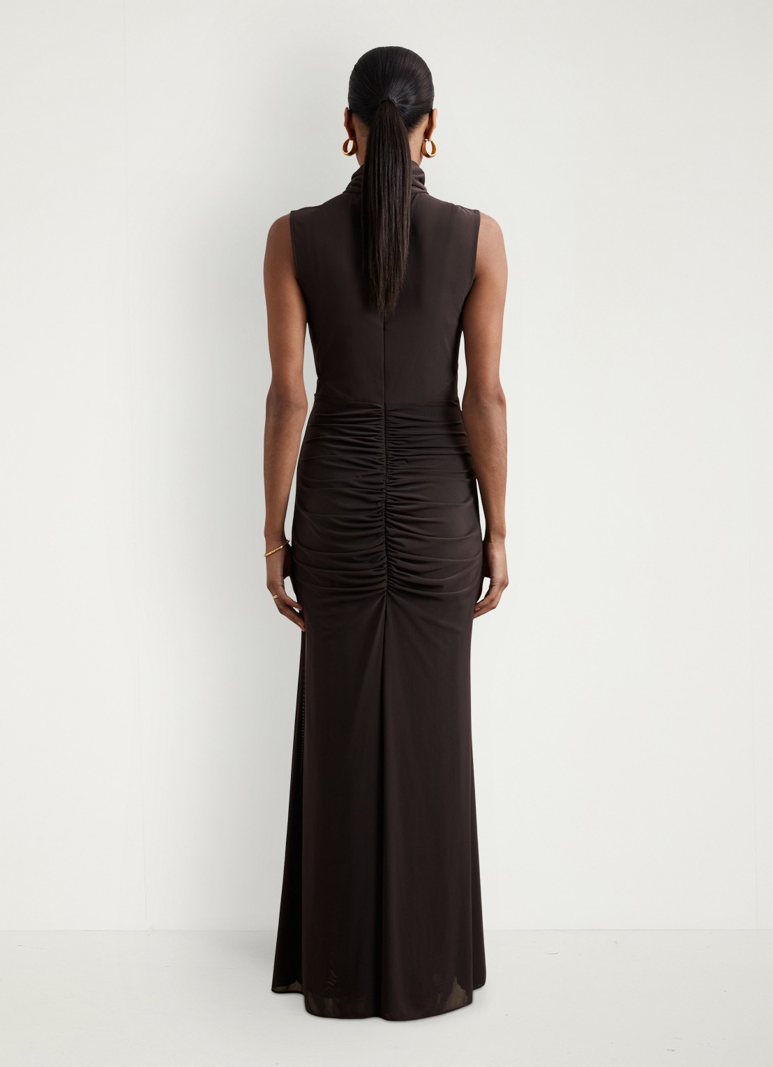 Reiss Daniella maxi jurk met halve col en plooidetail  - achterkant 5 donkerbruin