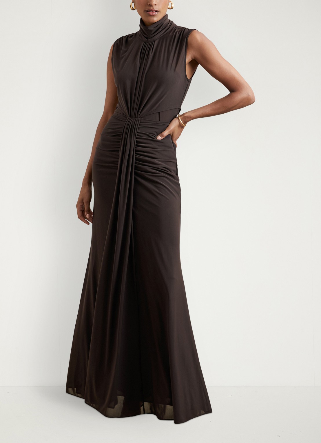 Reiss Daniella maxi jurk met halve col en plooidetail  - voorkant 2 donkerbruin