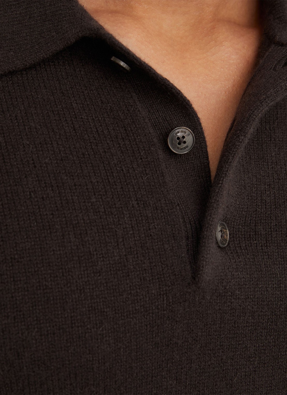 Reiss Daunton fijngebreide trui van kasjmier met polokraag - detail 3 chocoladebruin