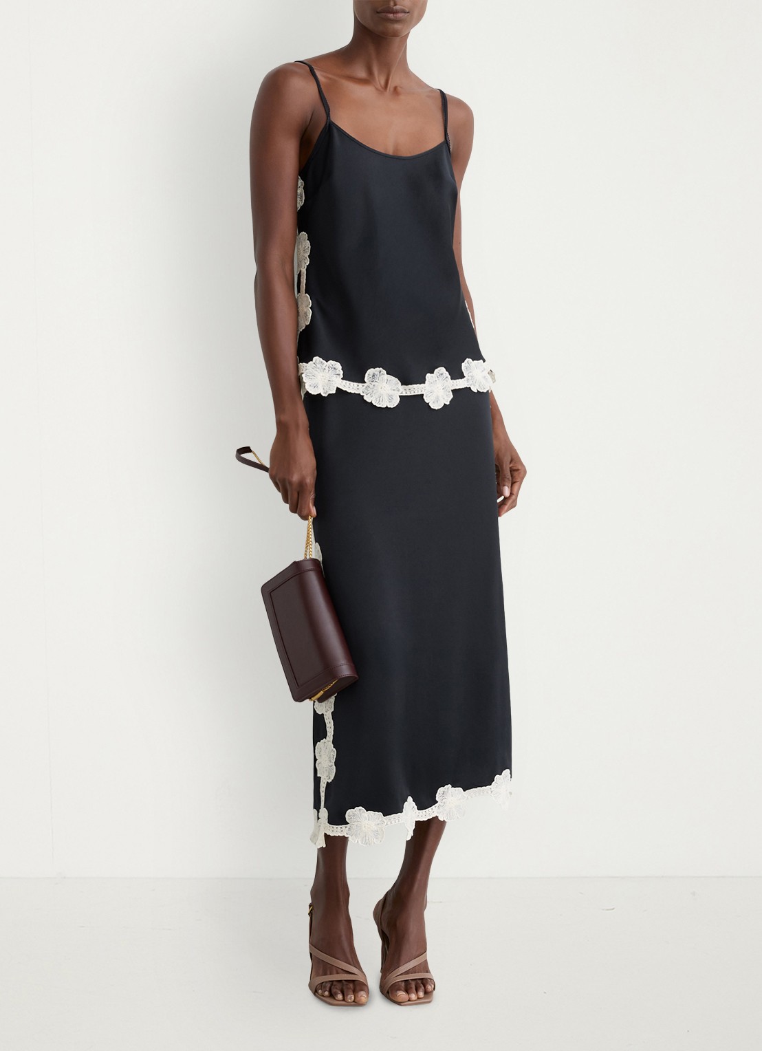 Reiss Doa top van satijn met bloemborduring - voorkant 2 donkerblauw