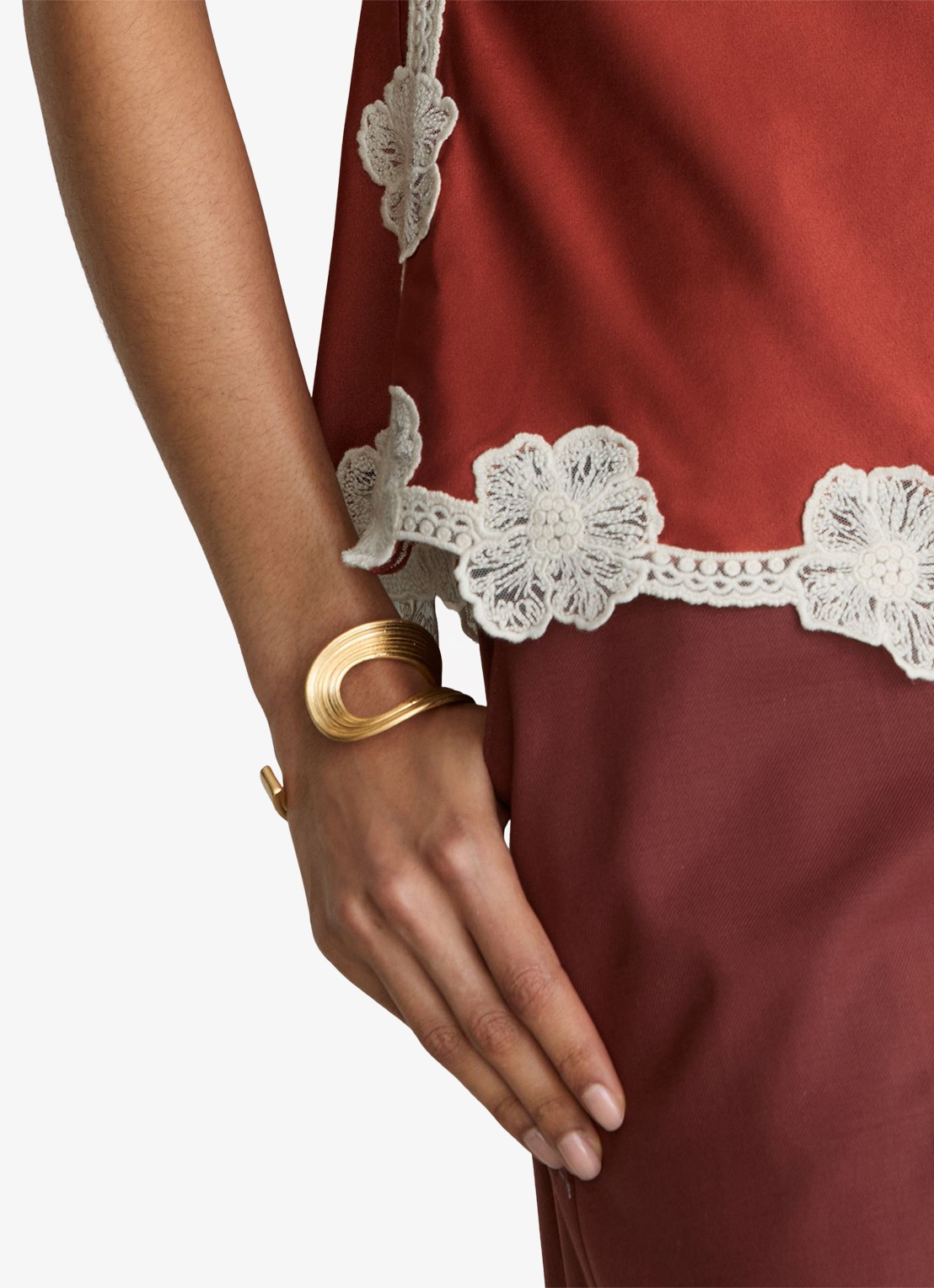 Reiss Doa top van satijn met bloemborduring - detail 3 oranjerood