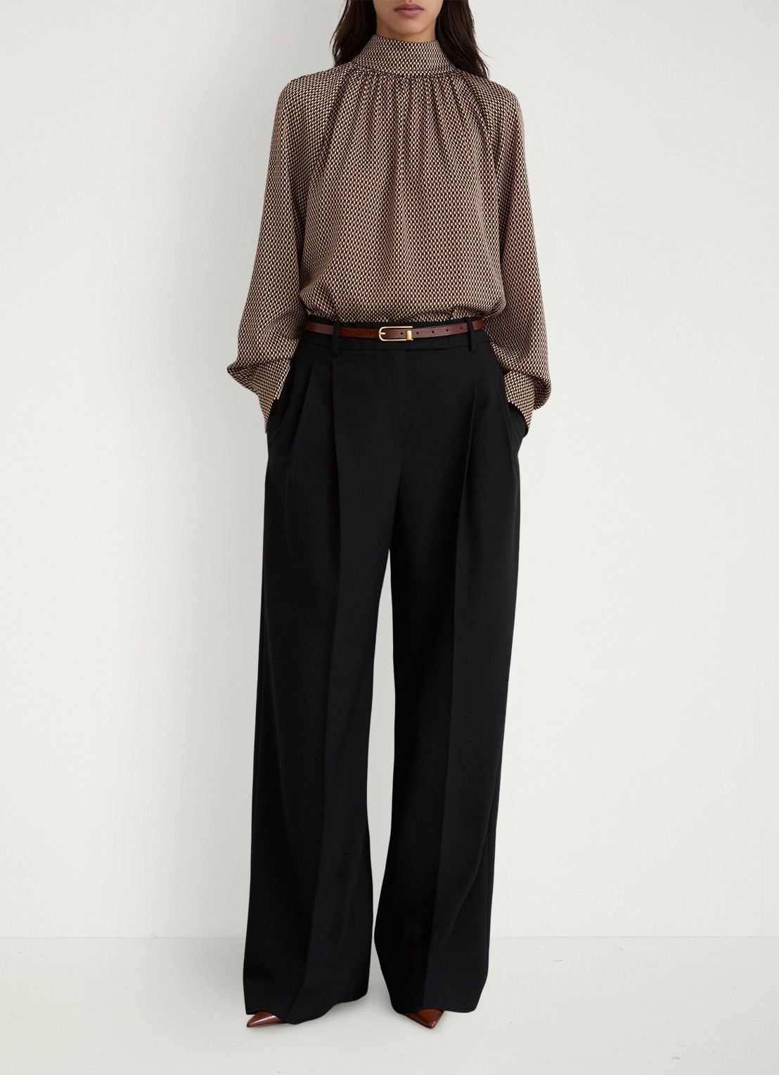 Reiss Eden top met stippenprint en sjaalkraag  - voorkant 3 bruin