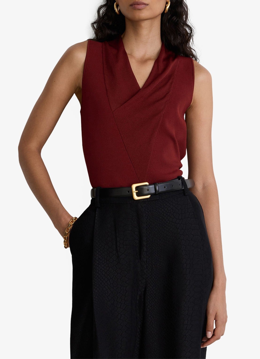 Reiss Effie gebreide mouwloze top met V-hals - detail steenrood