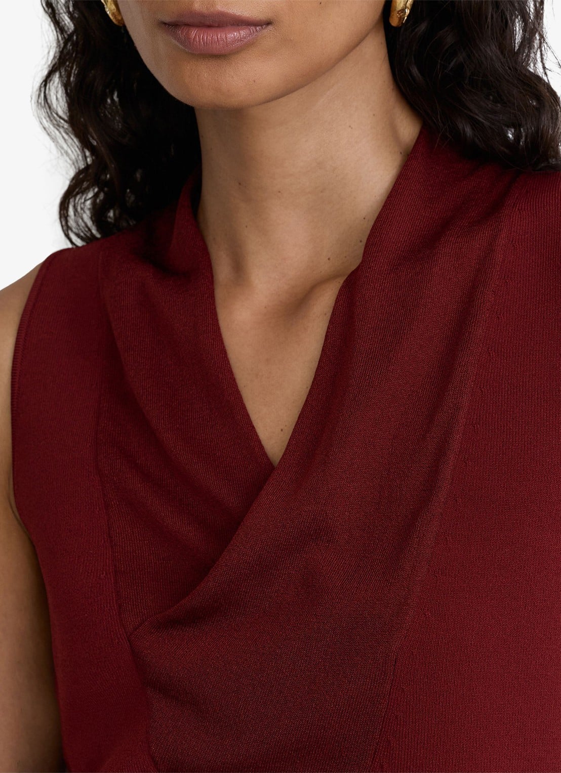 Reiss Effie gebreide mouwloze top met V-hals - detail 3 steenrood