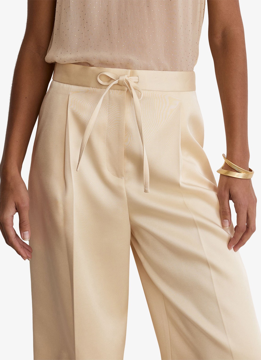 Reiss Ellen mid waist wide leg broek van satijn met persplooi - detail 4 creme