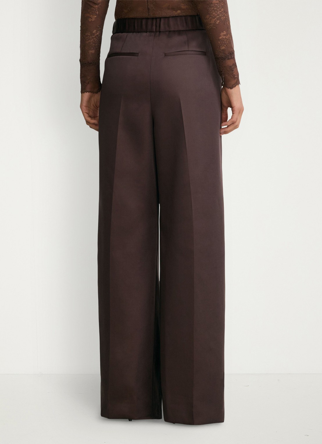 Reiss Ellen mid waist wide leg broek van satijn met persplooi - achterkant bordeauxrood