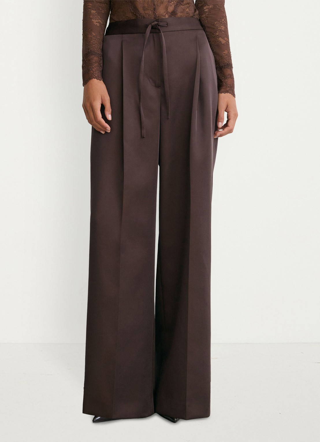 Reiss Ellen mid waist wide leg broek van satijn met persplooi - detail 2 bordeauxrood