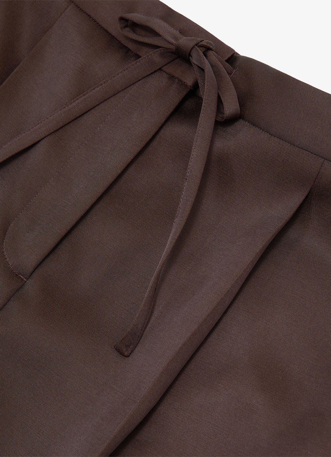 Reiss Ellen mid waist wide leg broek van satijn met persplooi - detail 4 bordeauxrood
