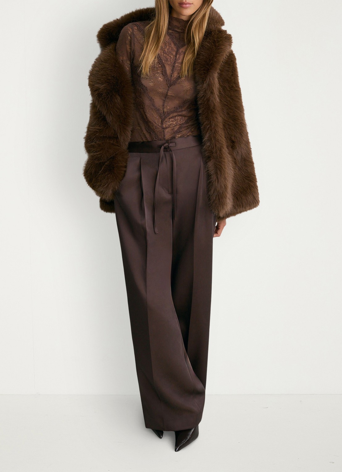 Reiss Ellen mid waist wide leg broek van satijn met persplooi - voorkant 6 bordeauxrood