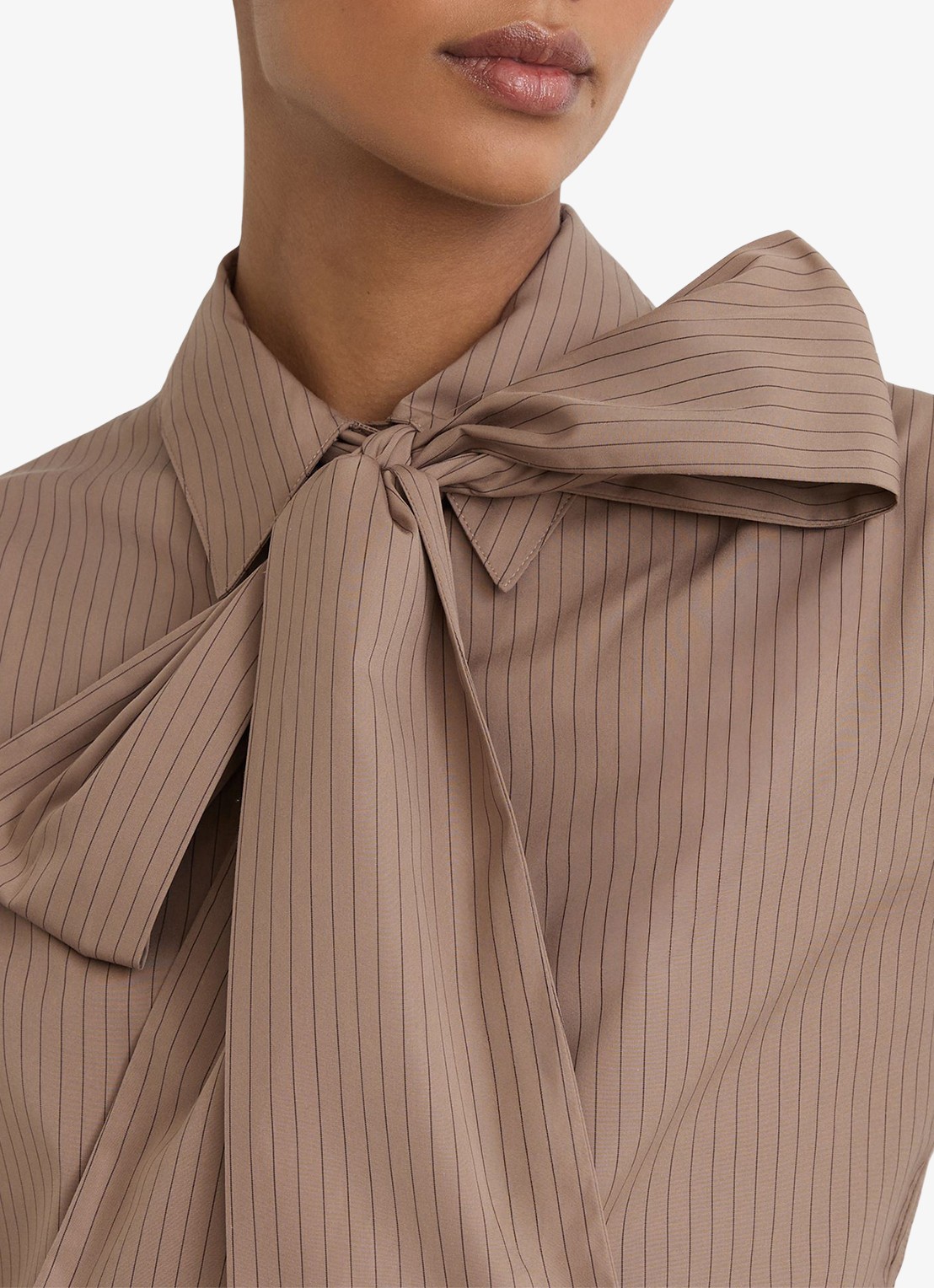 Reiss Elowen blouse met streepprint - detail 3 lichtbruin