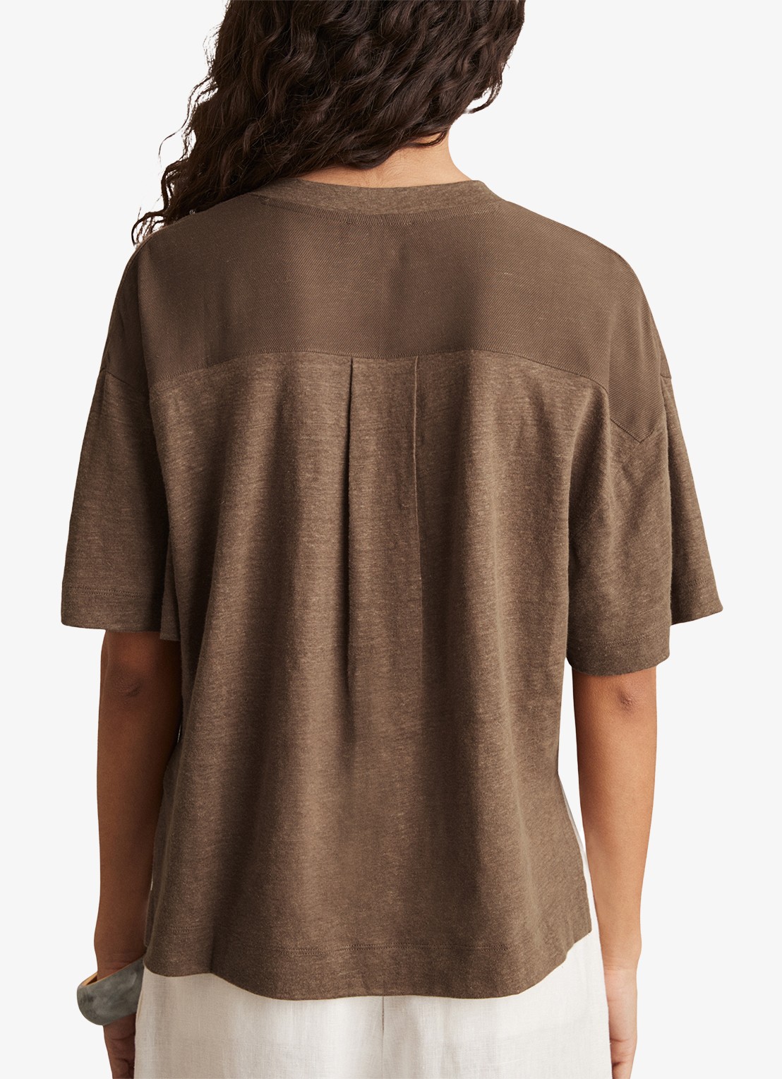 Reiss Ember T-shirt van linnen met V-hals - achterkant 3 lichtbruin