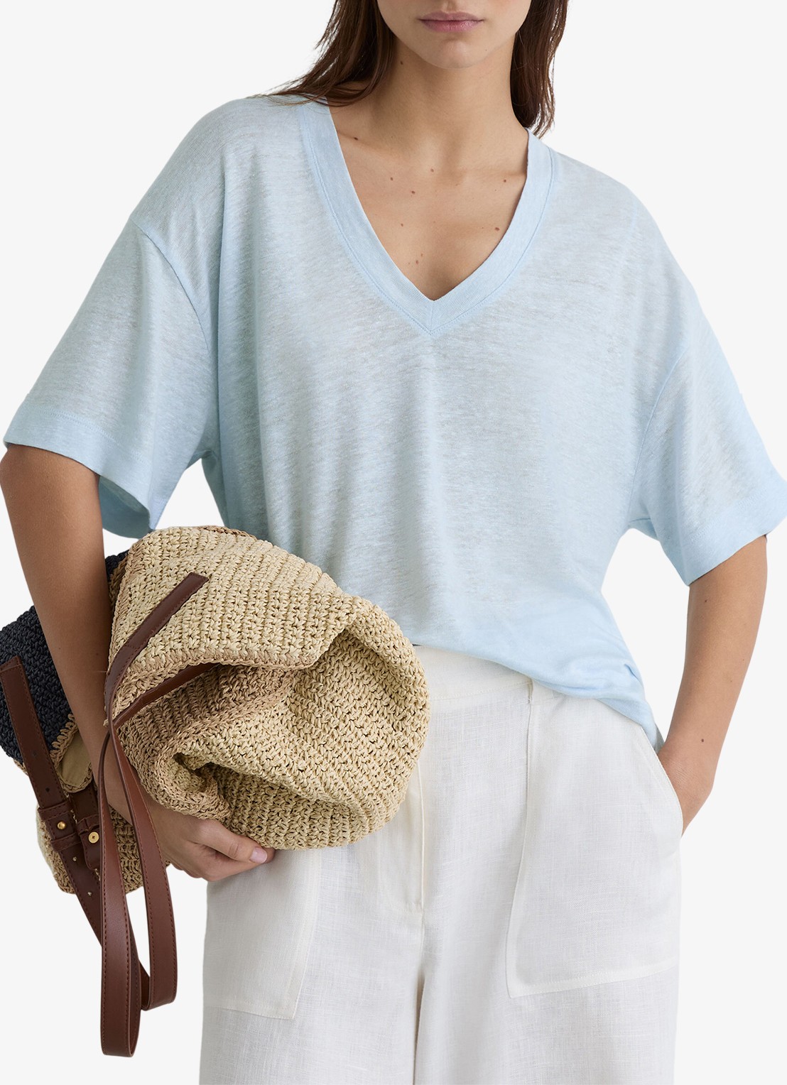 Reiss Ember T-shirt van linnen met V-hals - detail donkerblauw
