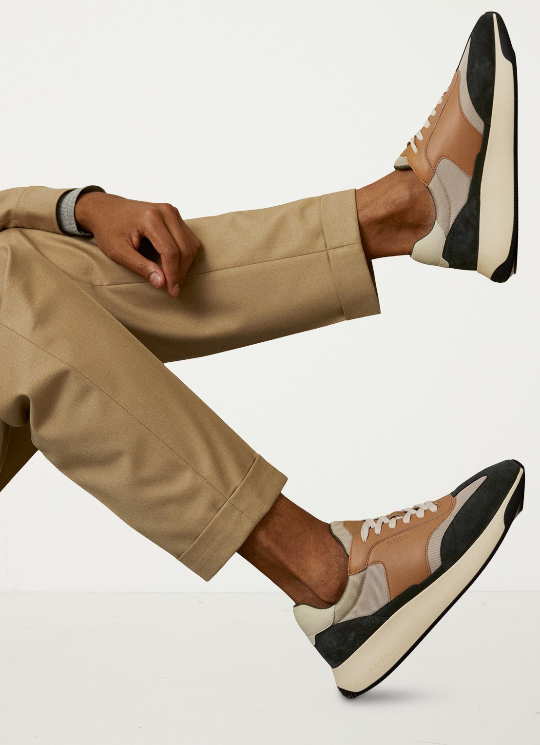 Reiss Emmett sneaker van mesh met suède en leren details - voorkant 2 bronsgroen