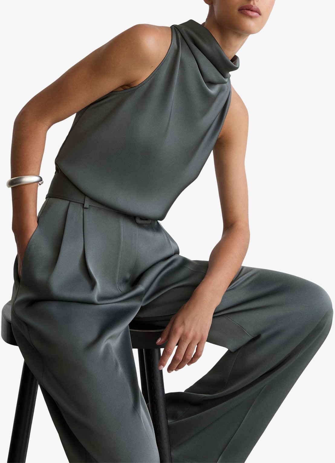 Reiss Erica wide fit jumpsuit van satijn - detail 5 donkergrijs