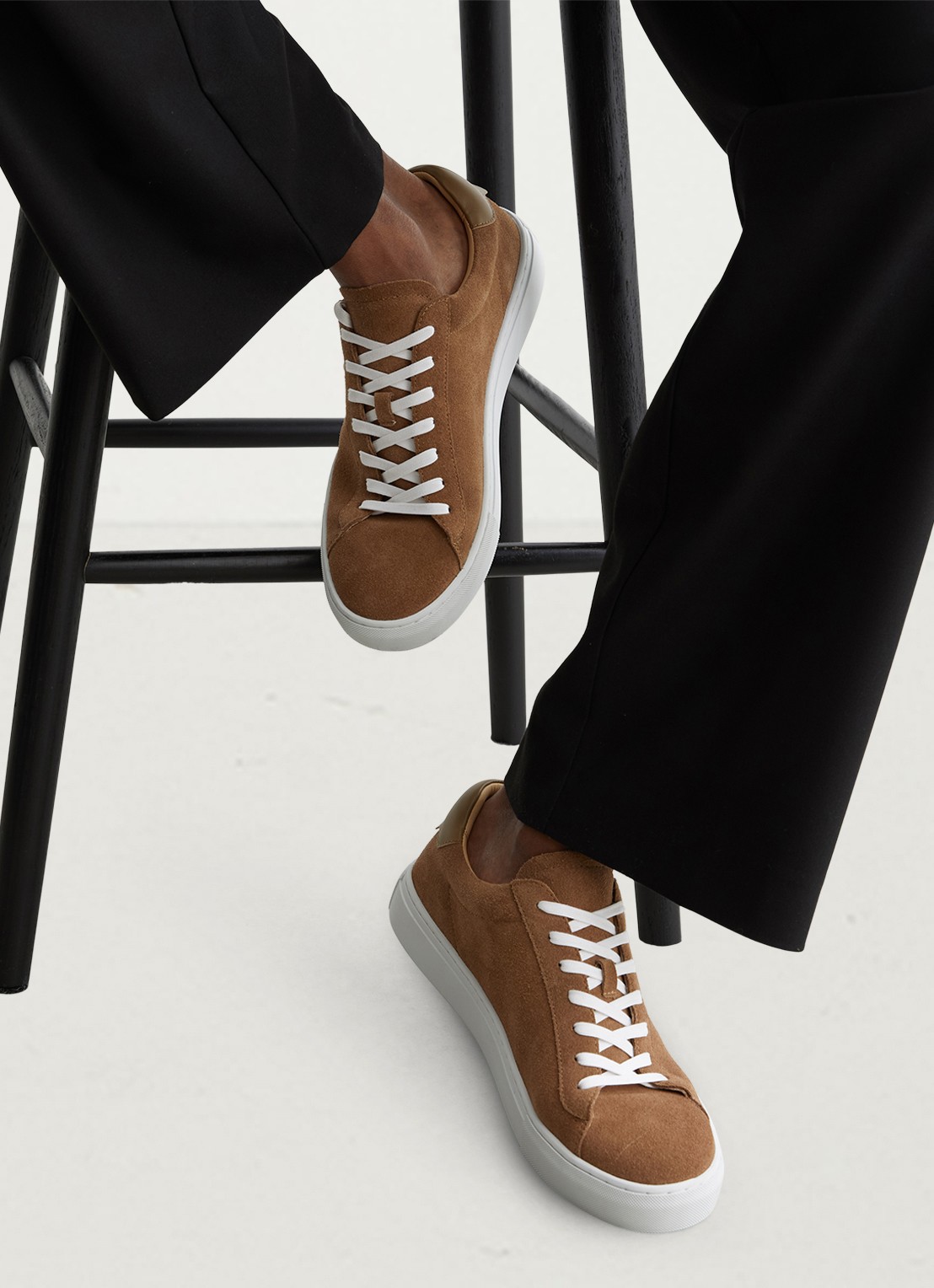 Reiss Finley sneaker van kalfssuède  - voorkant 3 camel