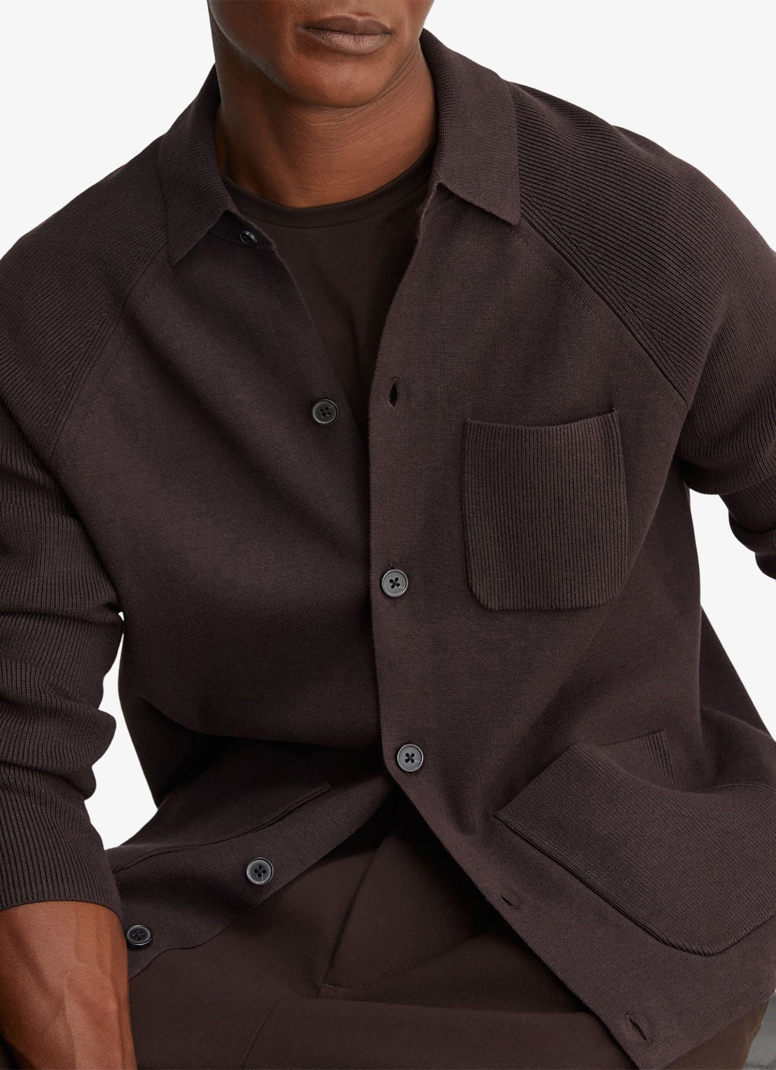 Reiss Fitzwilliam fijngebreid vest met opgestikte zakken - detail donkerbruin