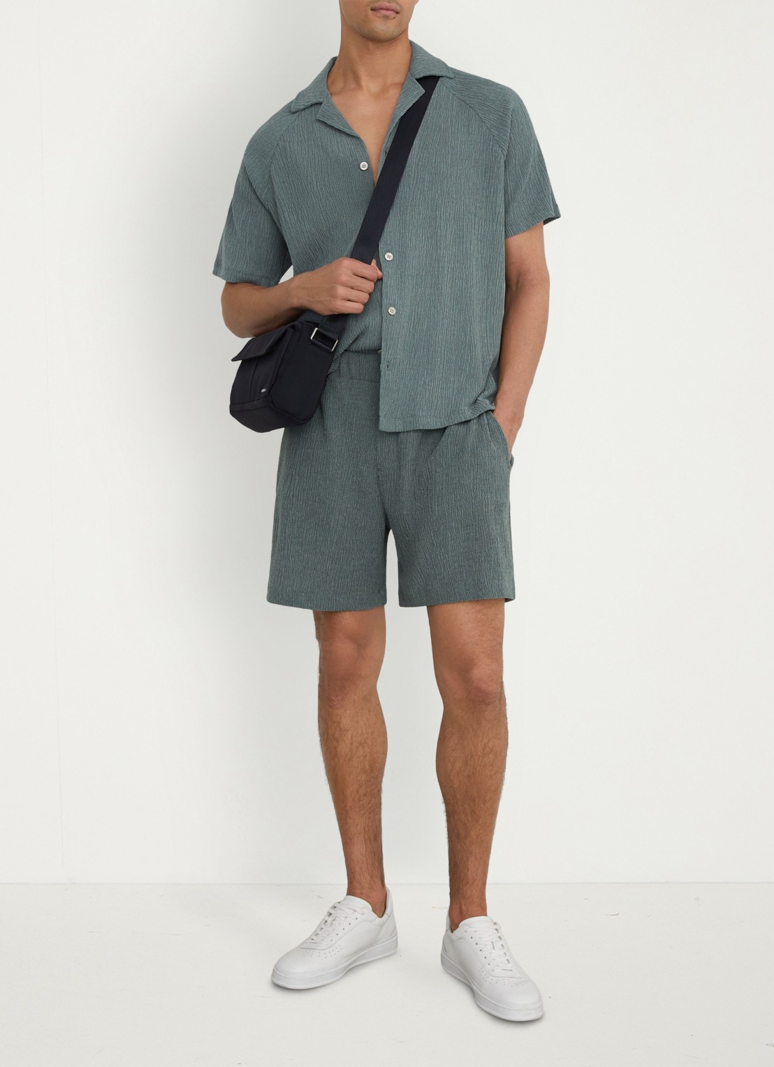 Reiss Flint regular fit korte broek met structuur - voorkant 2 dark sage / groen
