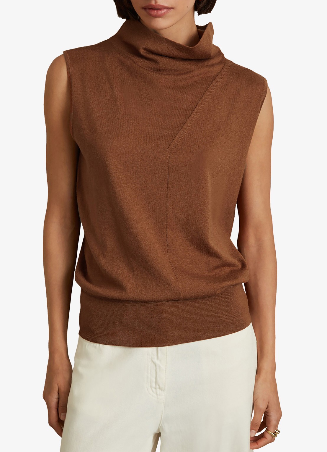 Reiss Harper mouwloze top van wol met col - detail cognac