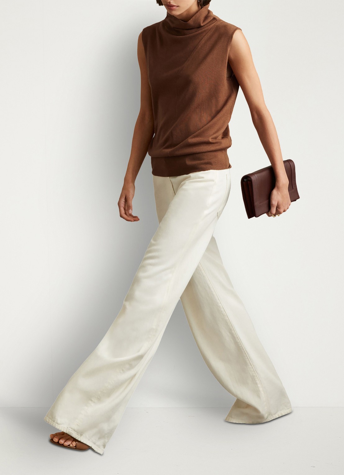 Reiss Harper mouwloze top van wol met col - voorkant 7 cognac