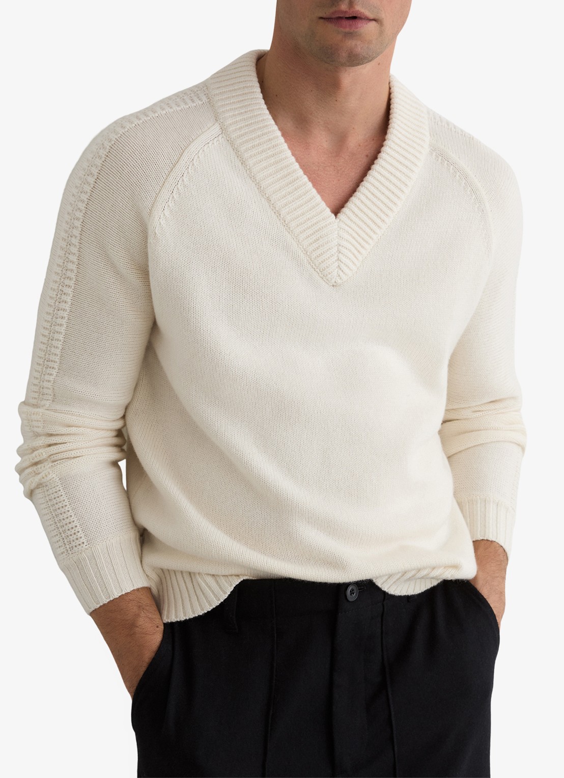 Reiss Hawthorne fijngebreide trui in wolblend met V-hals  - detail 3 wit
