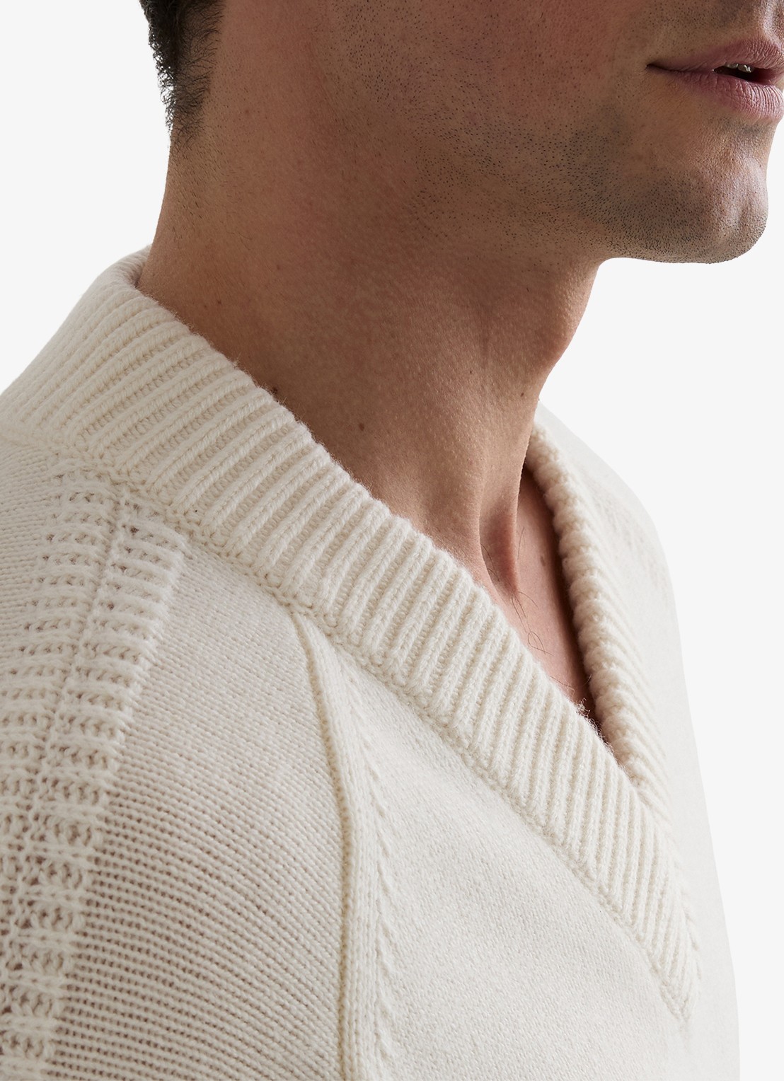 Reiss Hawthorne fijngebreide trui in wolblend met V-hals  - detail 4 wit