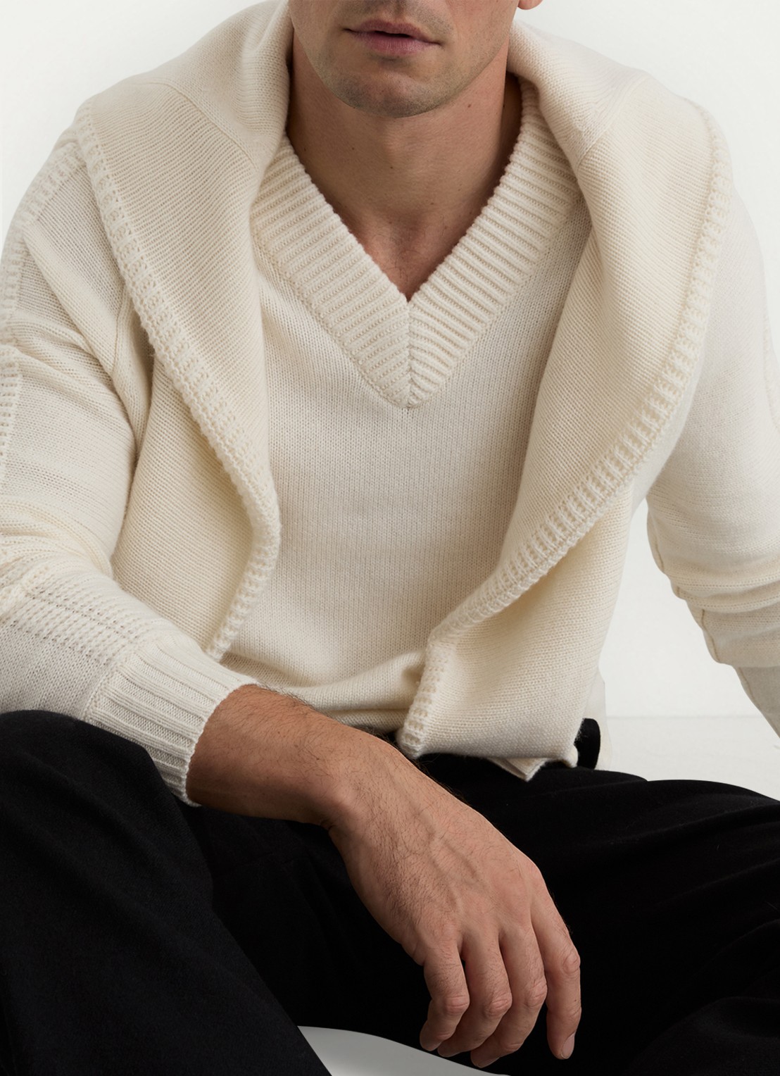 Reiss Hawthorne fijngebreide trui in wolblend met V-hals  - detail 5 wit