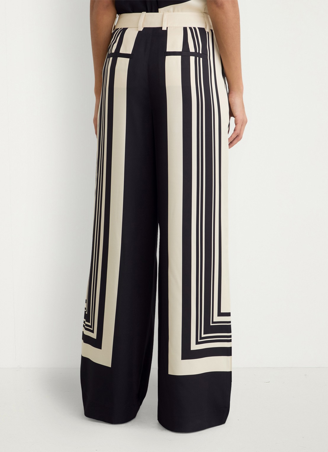 Reiss High waist wide fit pantalon met grafische print - achterkant 7 zwart