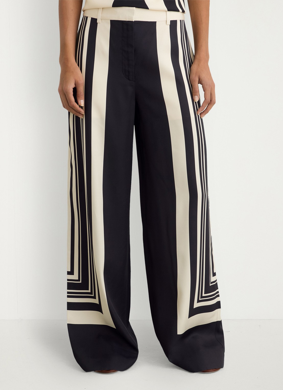 Reiss High waist wide fit pantalon met grafische print - detail 3 zwart