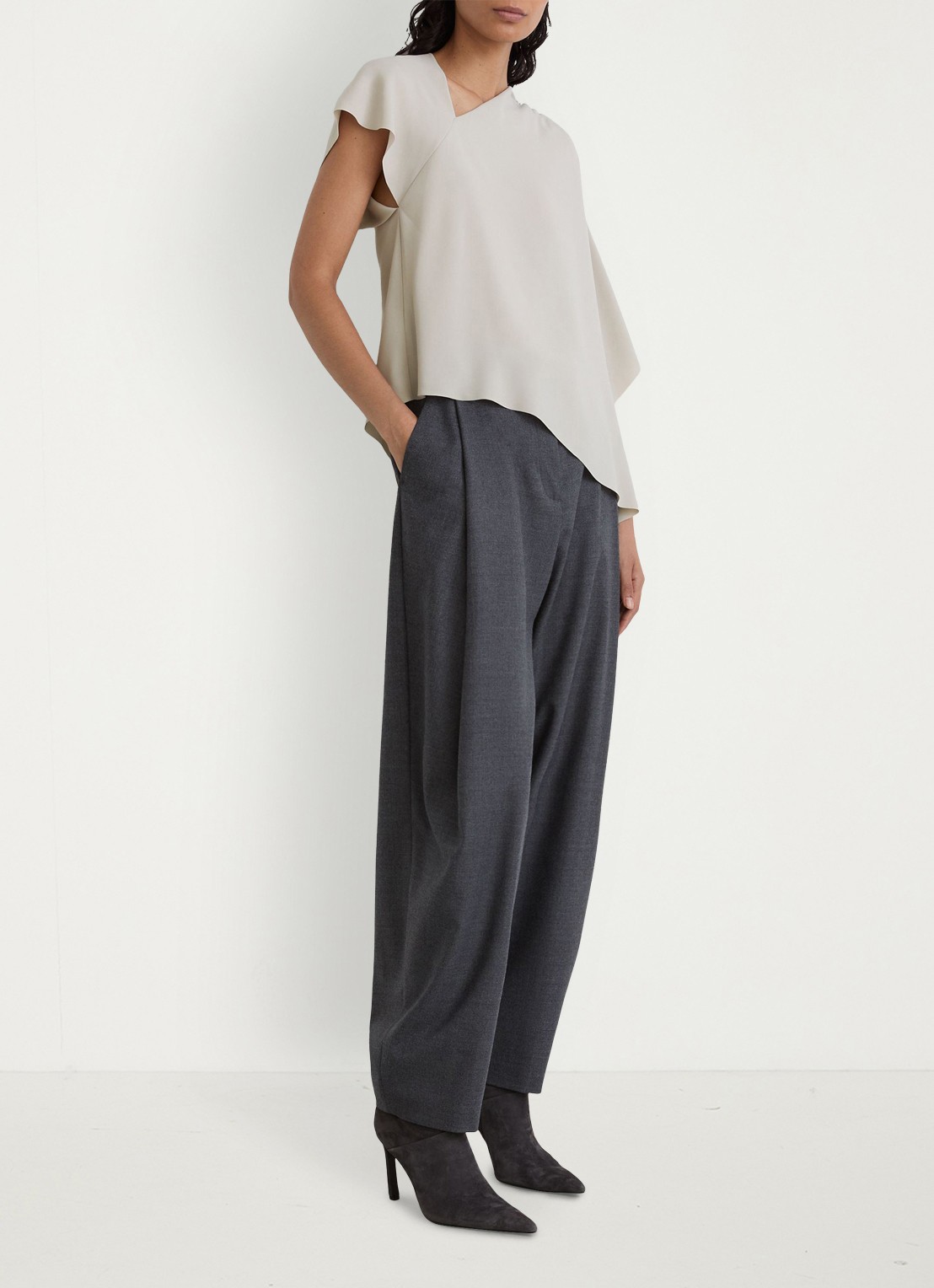 Reiss Jade top met asymmetrische hals - voorkant 3 lichtgrijs