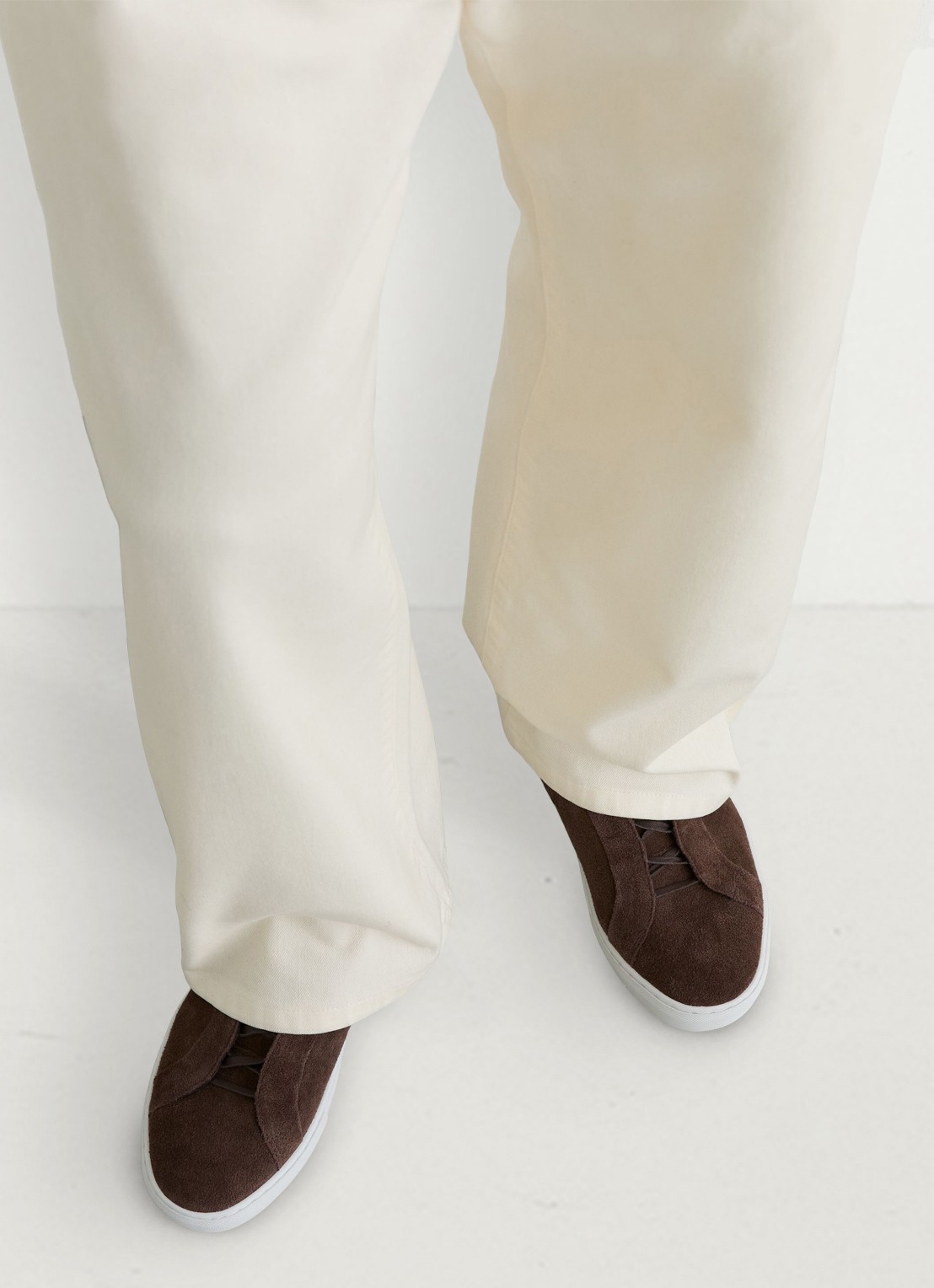 Reiss Jenson sneaker van suède - detail chocoladebruin