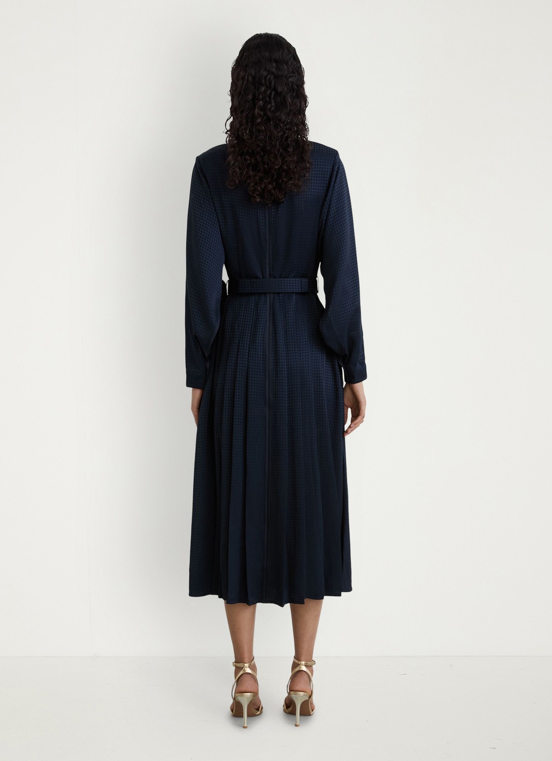 Reiss Kea midi jurk met ceintuur en plooidetail - achterkant donkerblauw