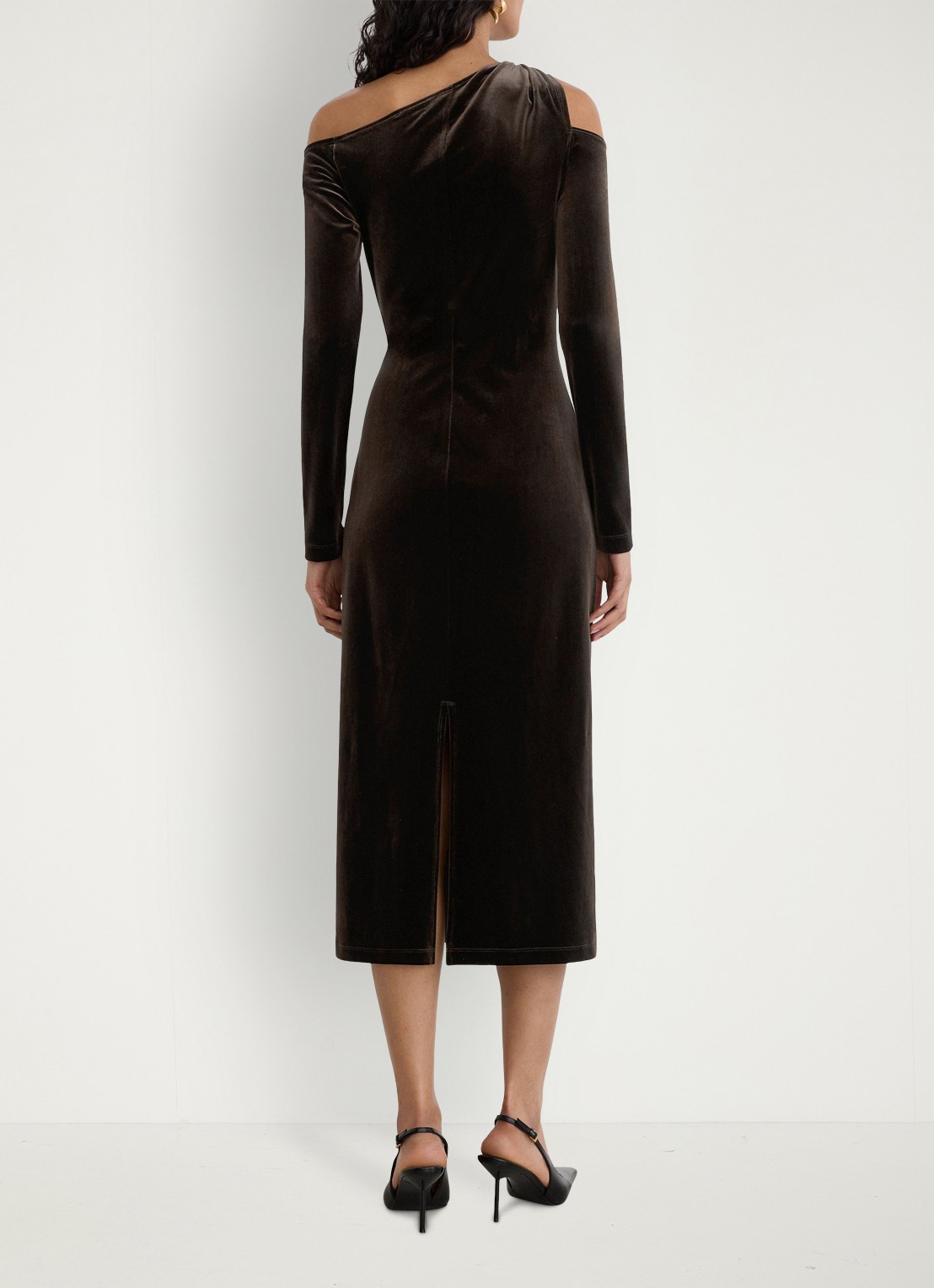 Reiss Koda gedrapeerde off-shoulder midi-jurk van fluweel - achterkant 7 bruin
