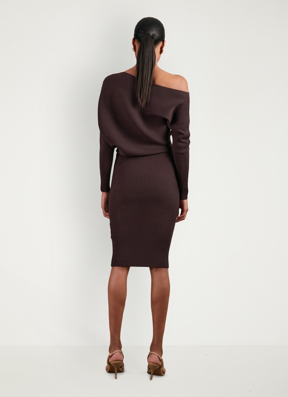 Reiss Lara ribgebreide one shoulder midi jurk - achterkant 4 donkerbruin
