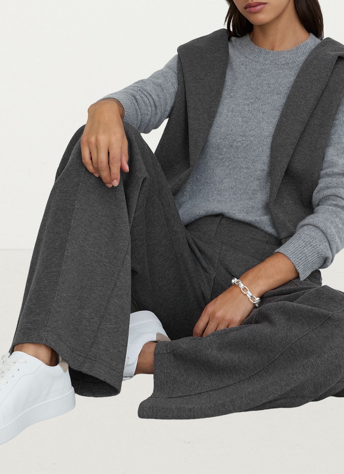Reiss Layla wide leg joggingbroek van wol en lyocell - detail 4 donkergrijs