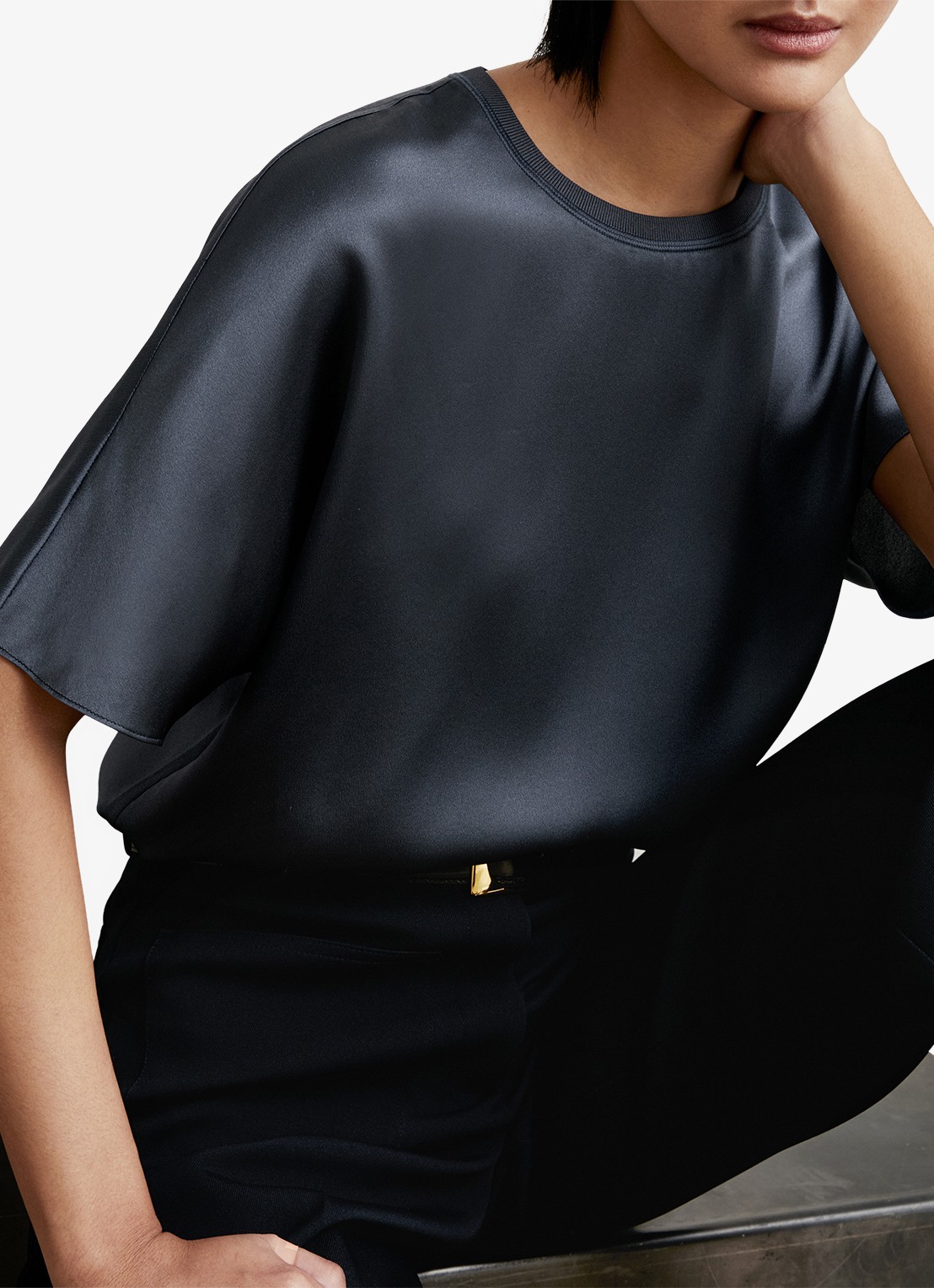 Reiss LENA Silk Short-Sleeve Top - detail 4 donkerblauw