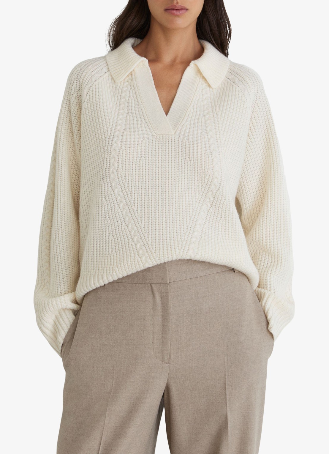 Reiss Lindy kabelgebreide trui van wol en kasjmier - detail 2 creme