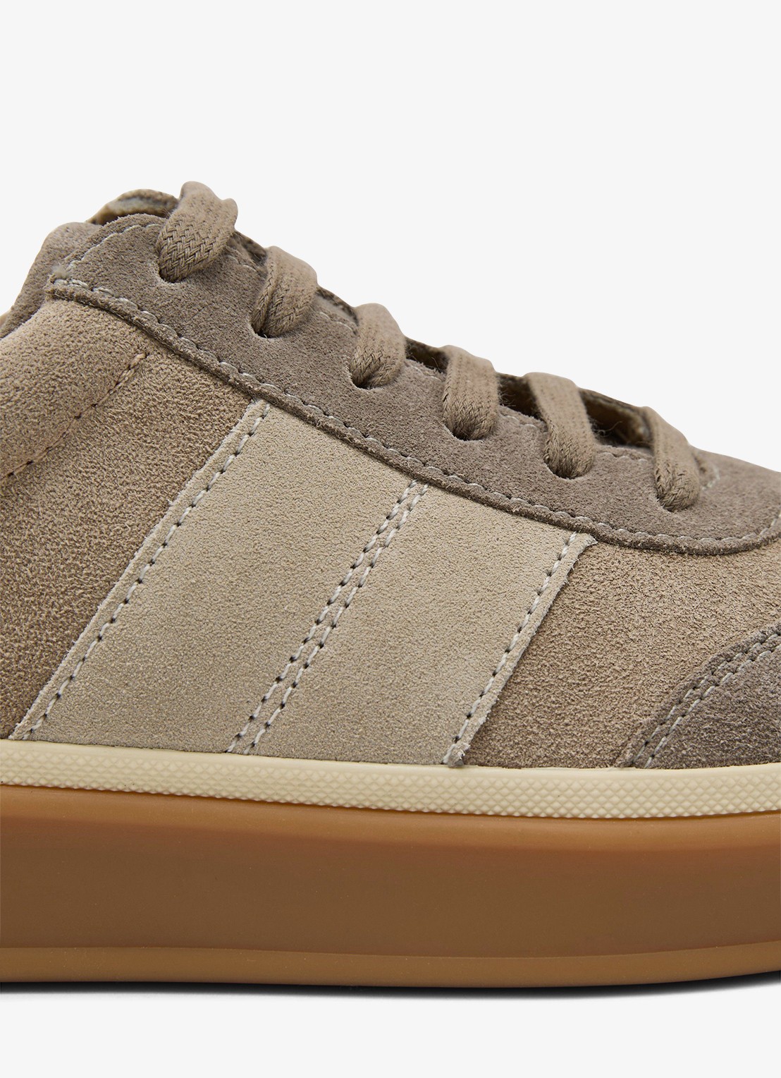 Reiss Lizzie sneaker van suède - detail taupe