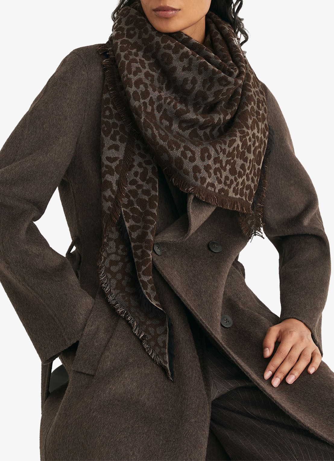 Reiss Lola sjaal met dierenprint - detail chocoladebruin