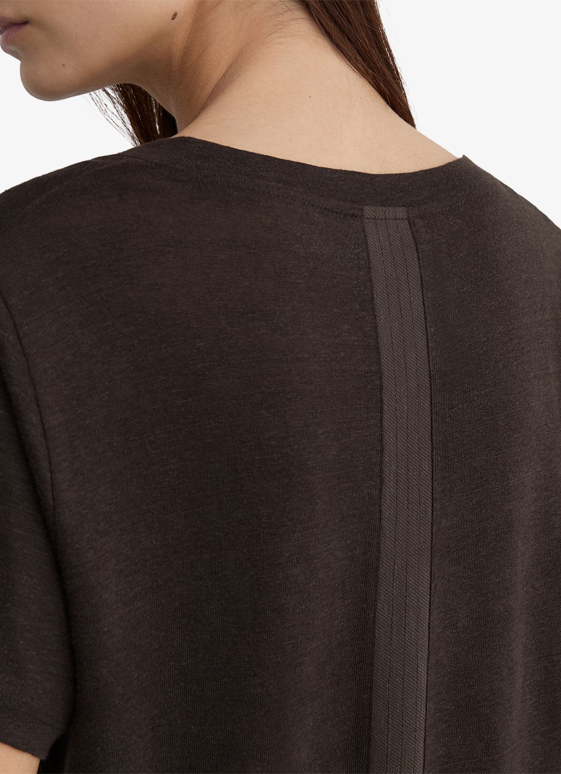 Reiss Lola T-shirt van linnen met V-hals - detail 5 chocoladebruin
