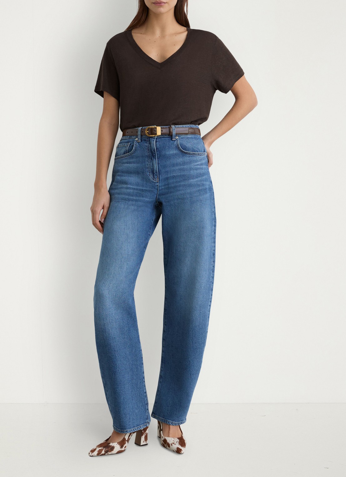 Reiss Lola T-shirt van linnen met V-hals - voorkant 3 chocoladebruin
