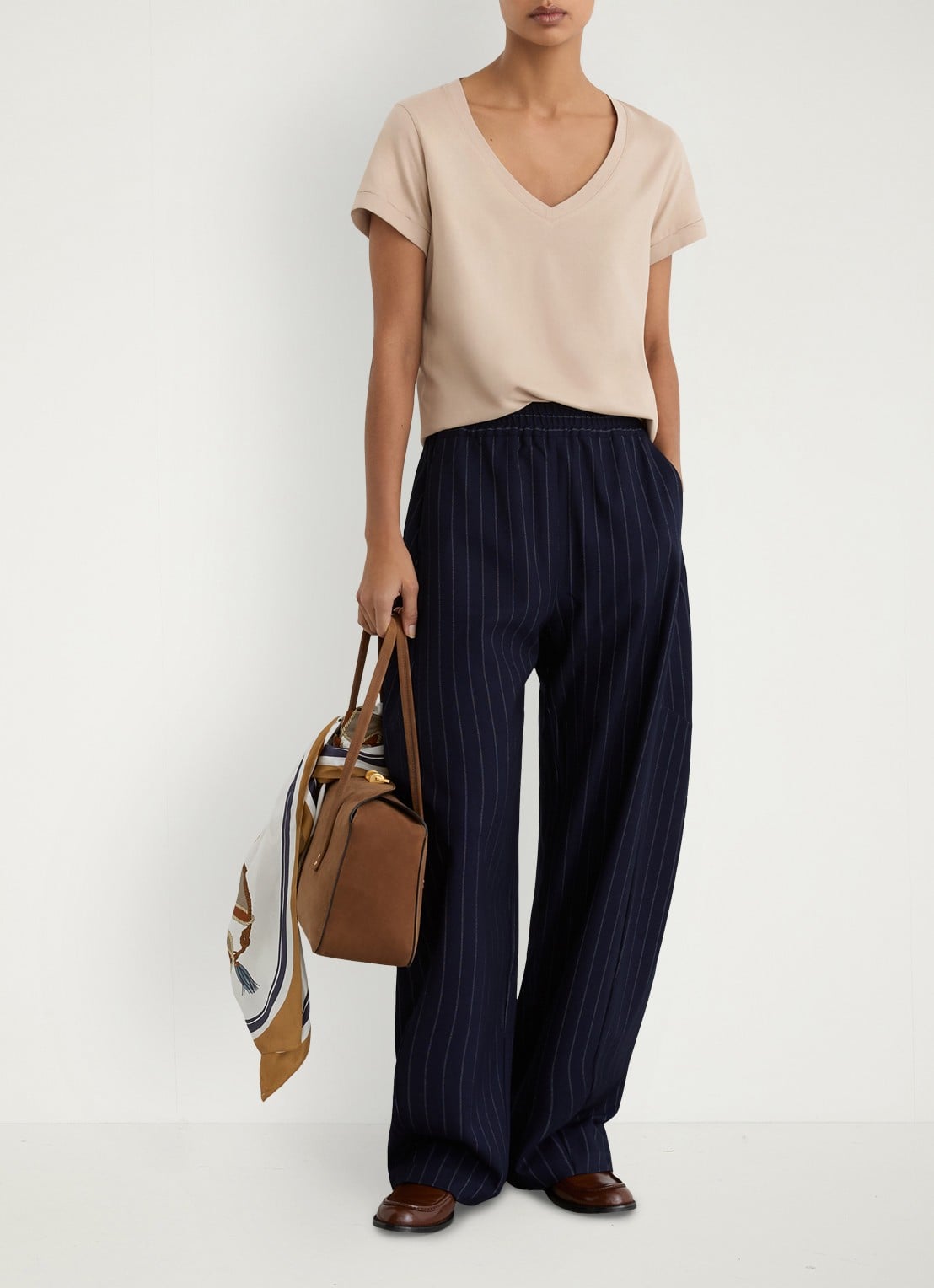 Reiss Luna T-shirt met V-hals  - voorkant 5 camel
