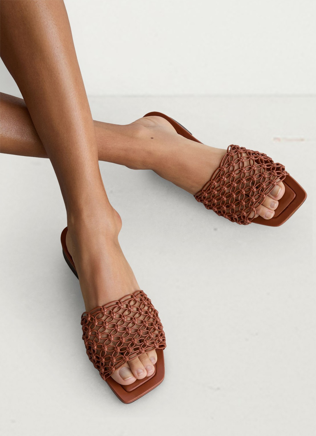 Reiss Mabel slipper met opengewerkt dessin - voorkant 5 tan / beige