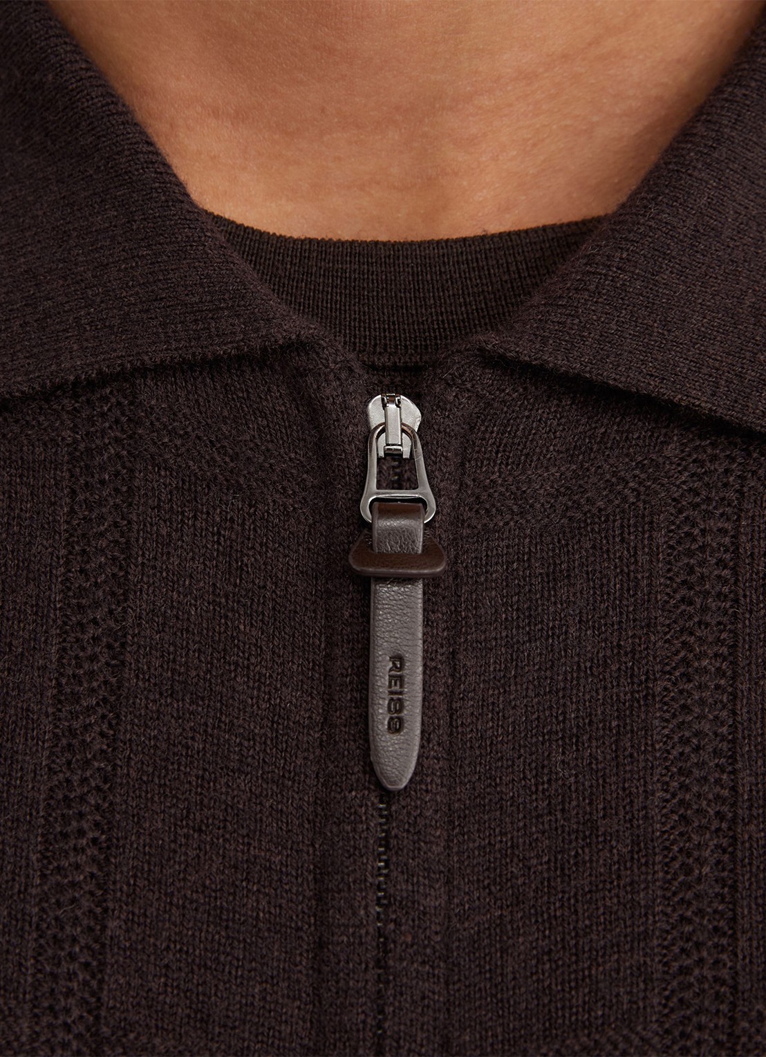 Reiss Martindale fijngebreid vest met structuur - detail 2 donkerbruin